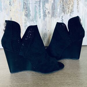 NWT Yoki Black Suede Wedge Ankle Boots 9